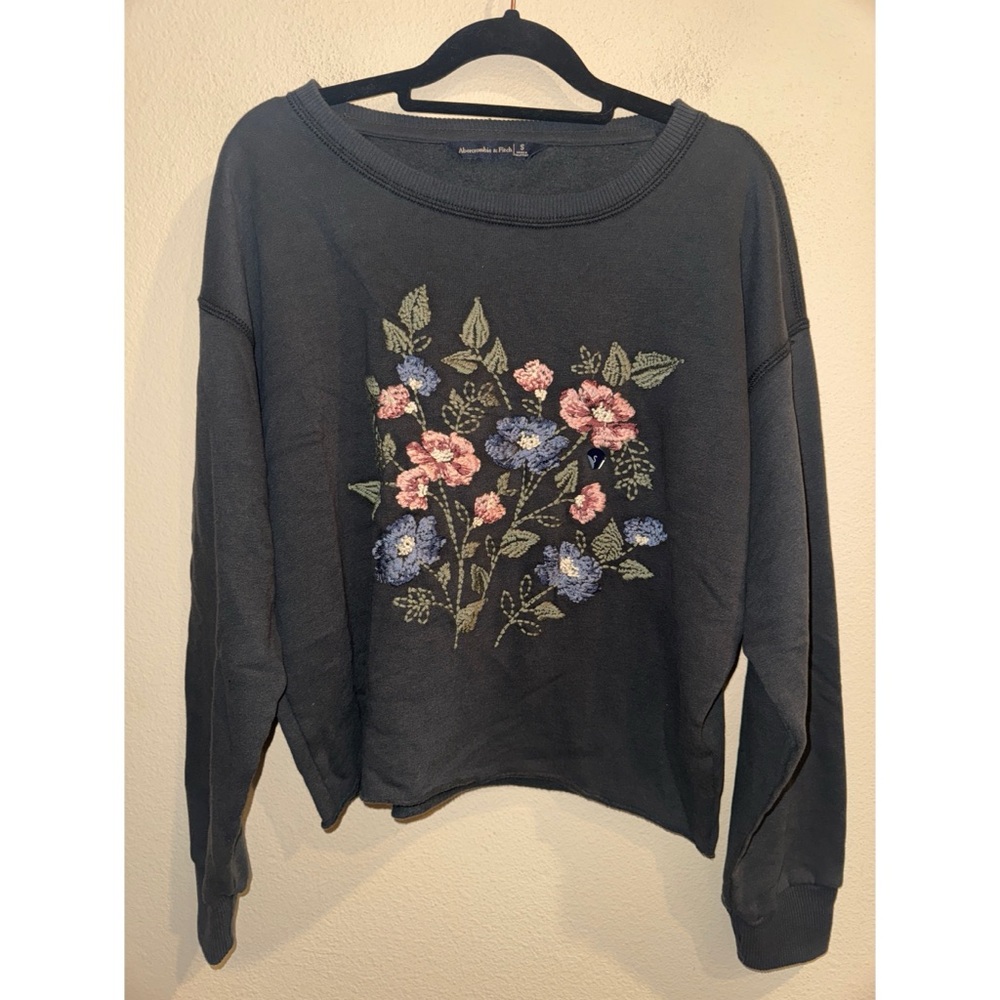Abercrombie & Fitch‎ Embroidered Flowers Crewneck Sweatshirt Size Small NWOT